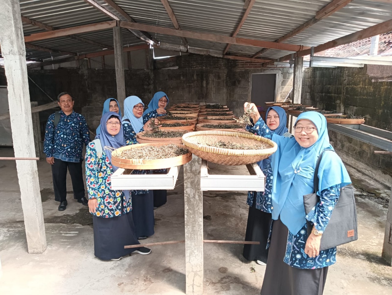 Guru IPA MTsN 9 Bantul Ikuti Outing Class Pelatihan Pembuatan Jamu